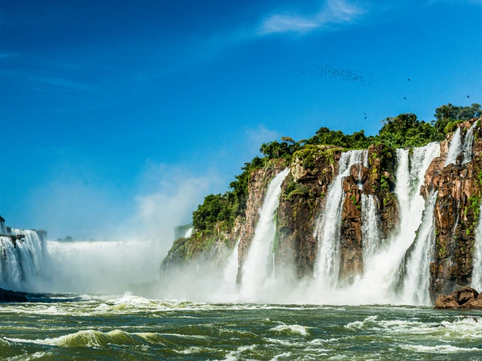 Passarela sobre as águas nas Cataratas