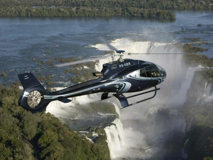 Helicóptero no heliporto