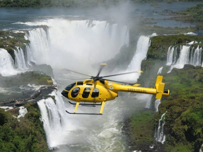 Helicóptero sobrevoando as Cataratas