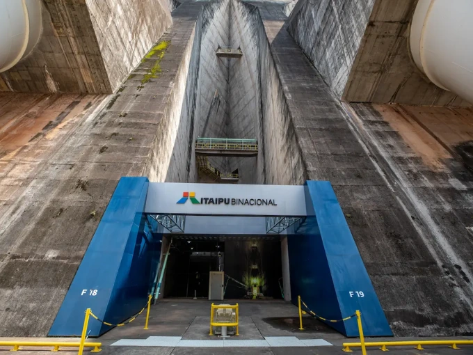 Vertedouro da usina de Itaipu